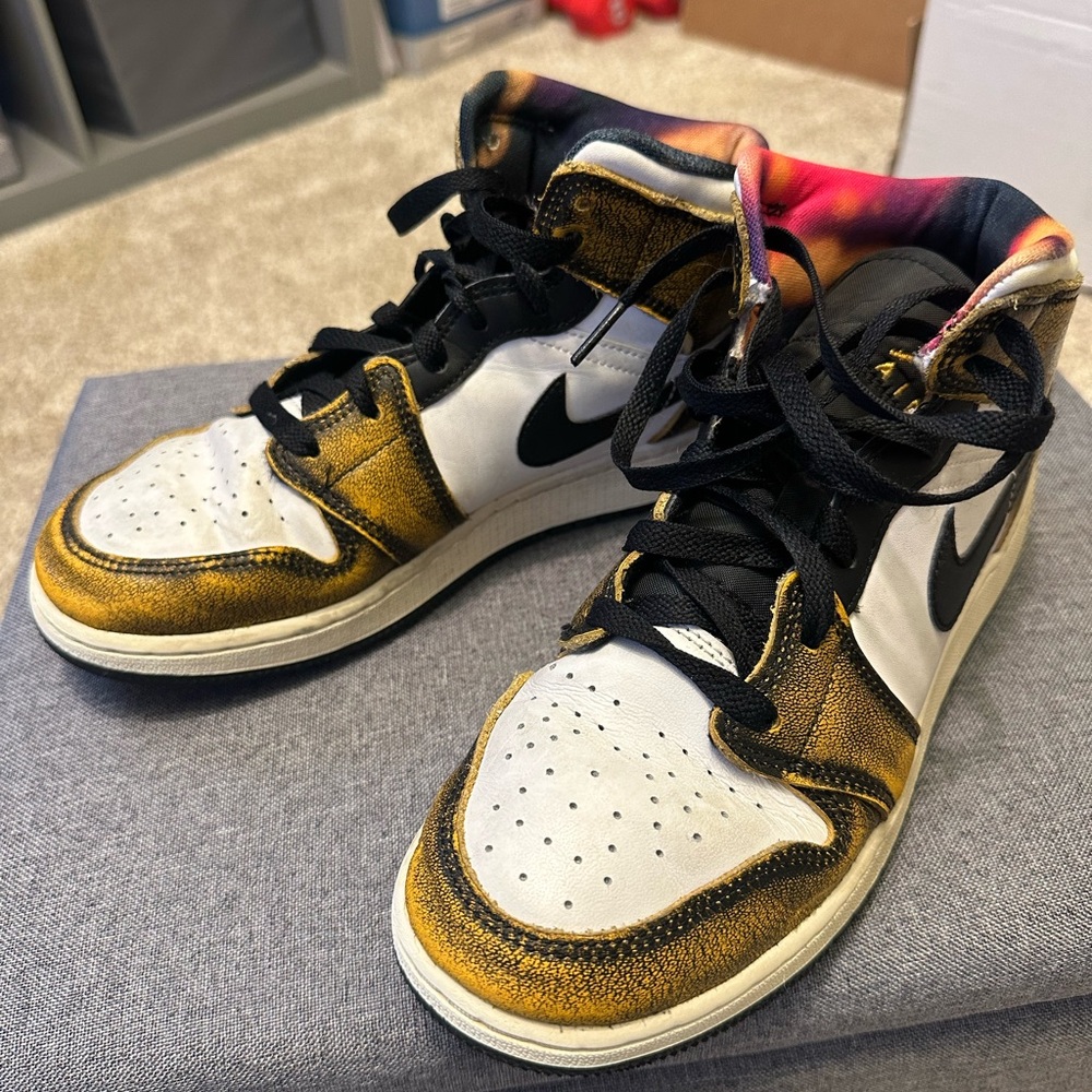 Nike Jordan 1 Mid SE, size 6Y